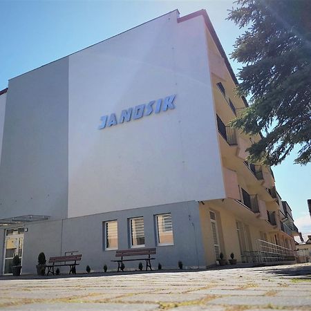 尤斯托尼莫斯基 O.W.W Janosik酒店 外观 照片